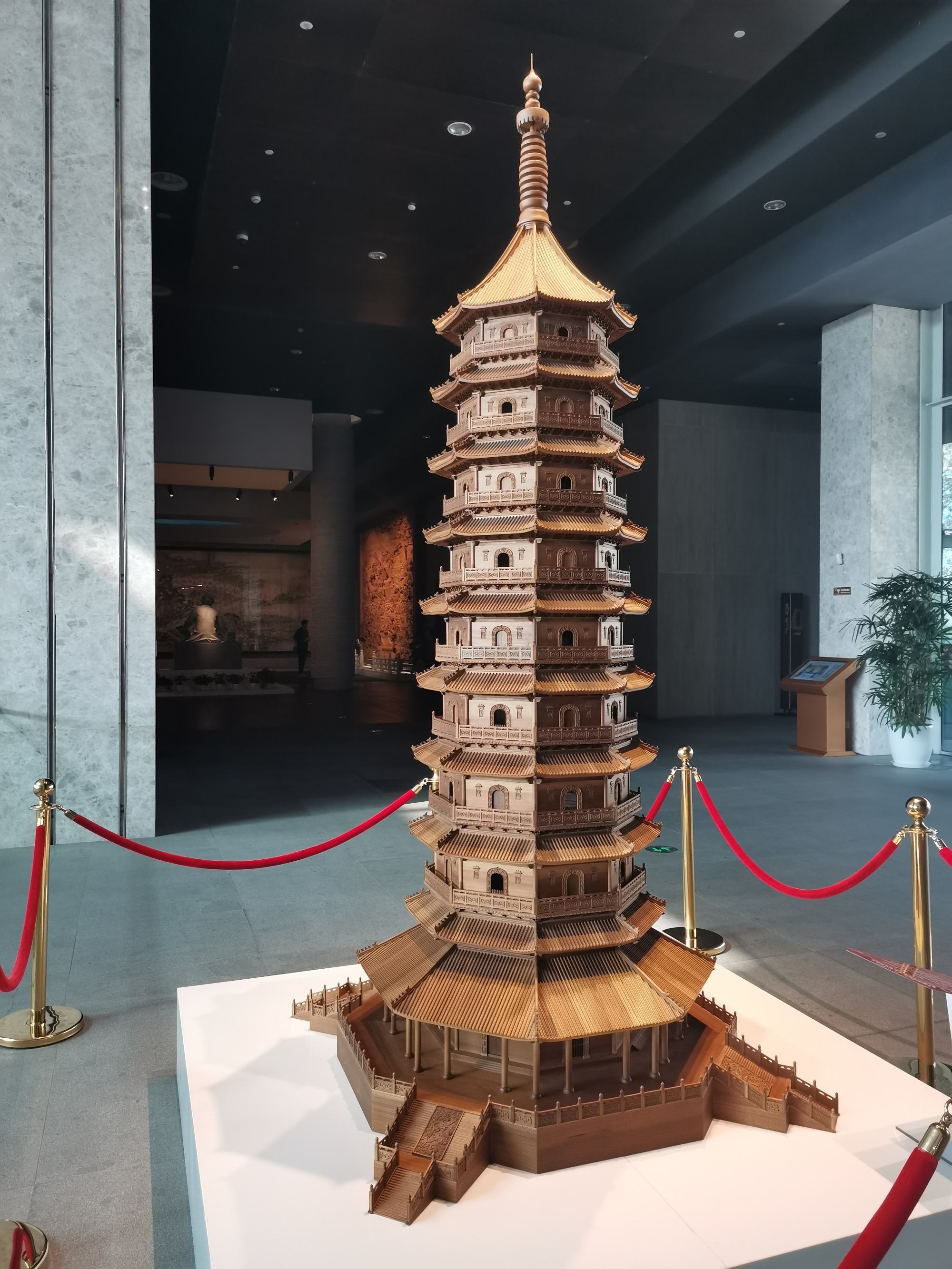 报恩寺琉璃宝塔位于 a target="_blank" href="/item/南京市/2207627"