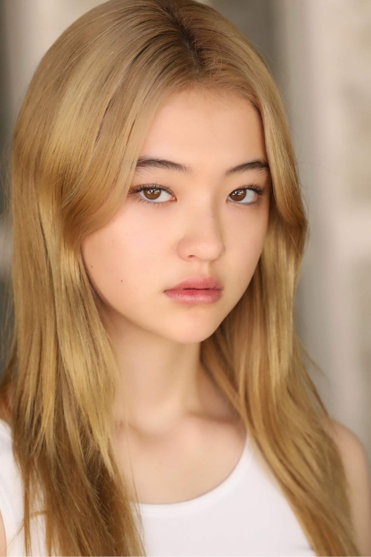 2008年12月1日出生在美国加利福尼亚州洛杉矶,美籍韩裔混血女歌手