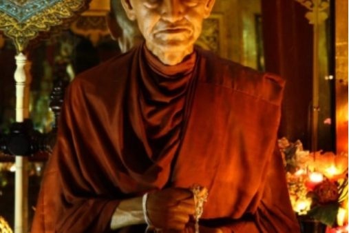 亚赞多大师,本身实为泰国皇族血统,大师出生后大师的父亲便因战乱与