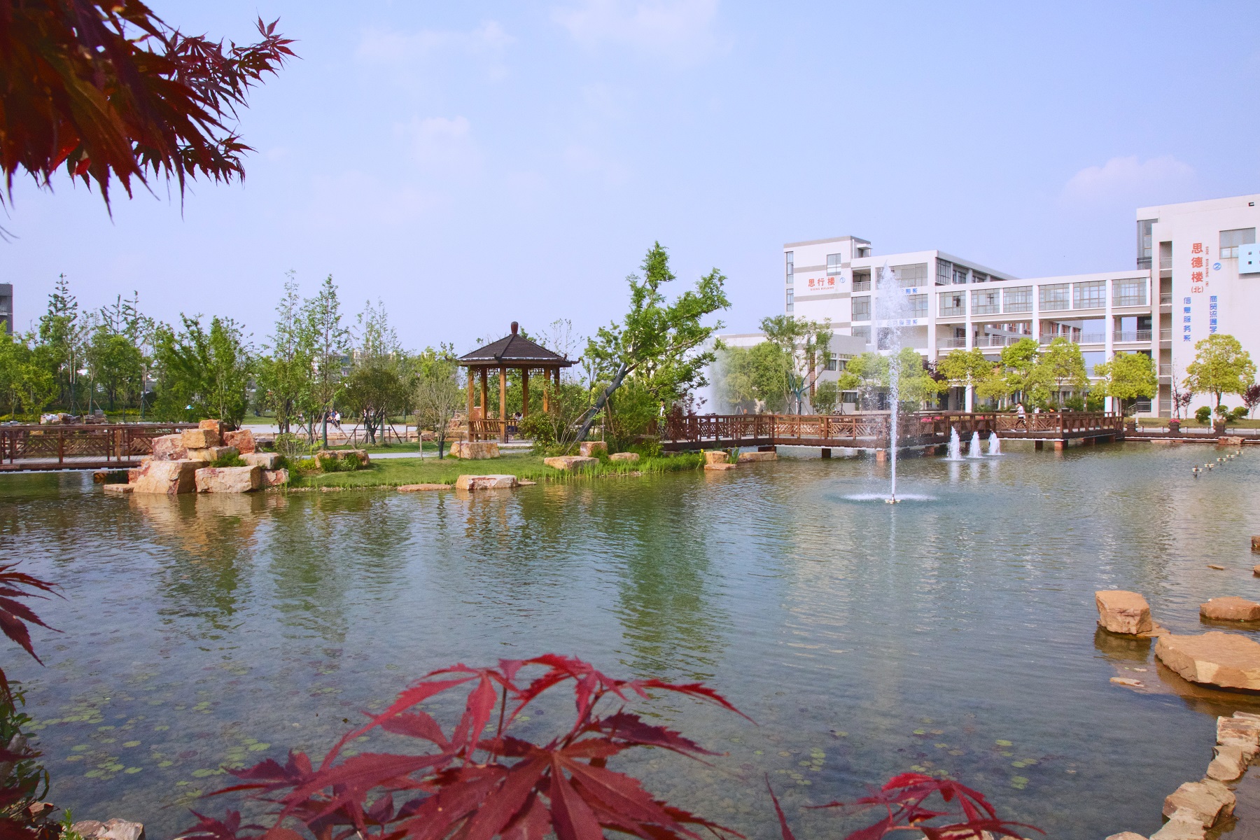  p>安徽国际商务职业学院是一所公办全日制普通高等学校,行政上隶属于