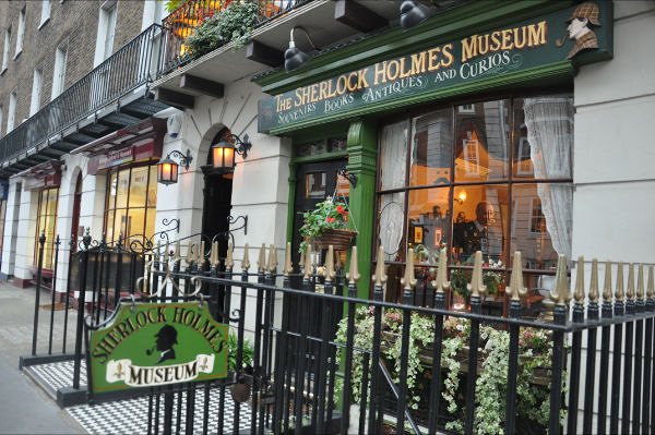  p>贝克街是真实存在于伦敦的街道,但是贝克街221b却是一个不存在的