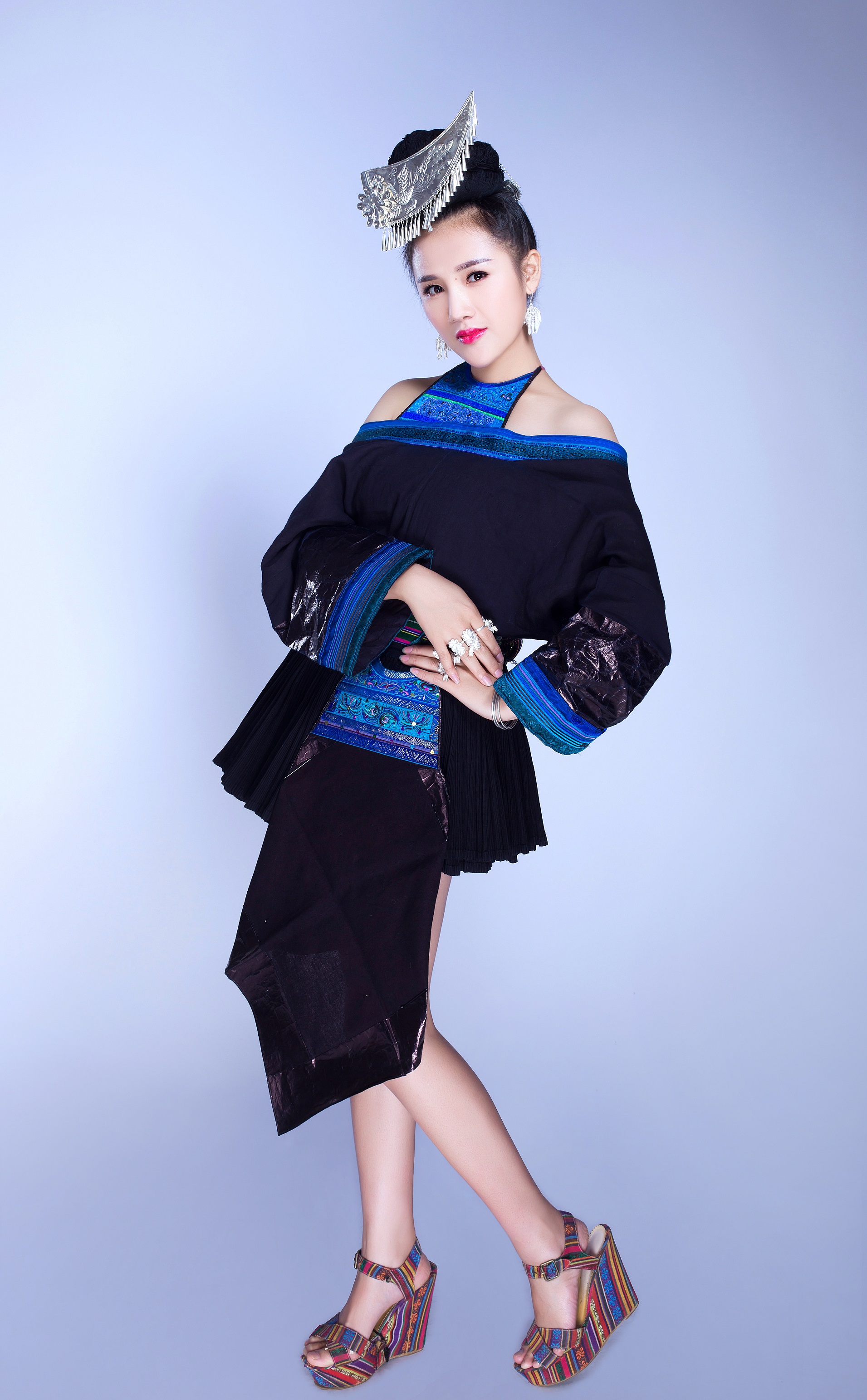 苗族,1995年4月13日出生于贵州省黎平县,毕业于贵州省凯里市凯里学院