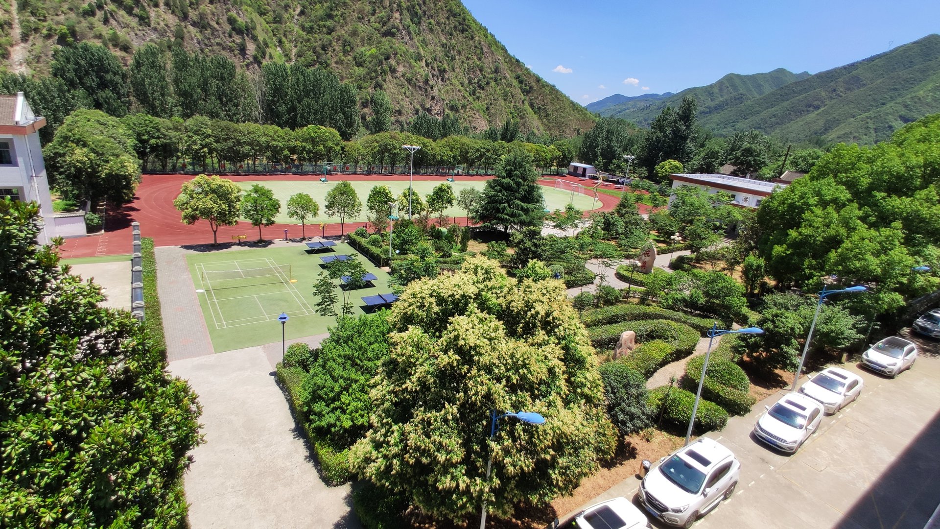  p>金丝峡镇初级中学地处商南县城以西约45公里的丹江河畔,位于著名