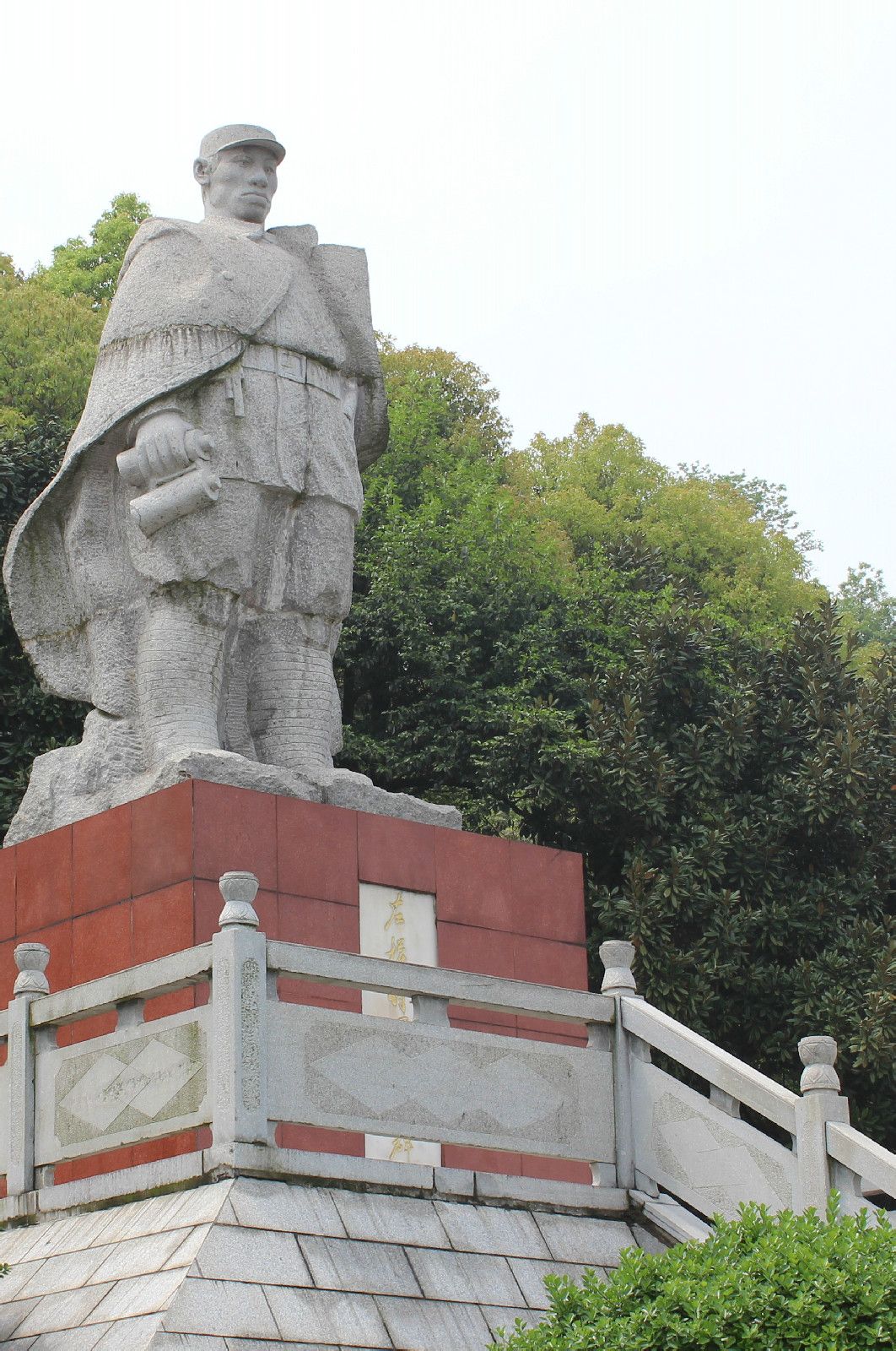 data-id="gnau49sea1">醴陵烈士陵园始建于1951年,原址在城郊狮子坡