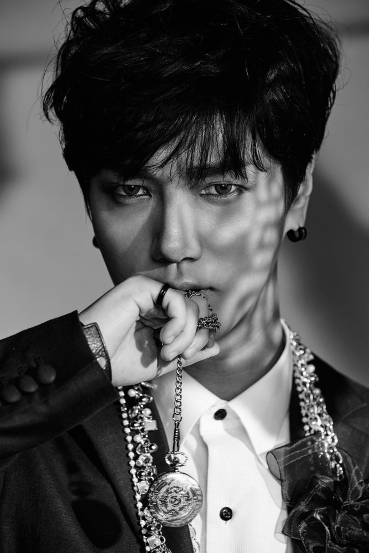  p>金钟云(         ),艺名艺声(      ),1984年8月24日出生于韩国忠