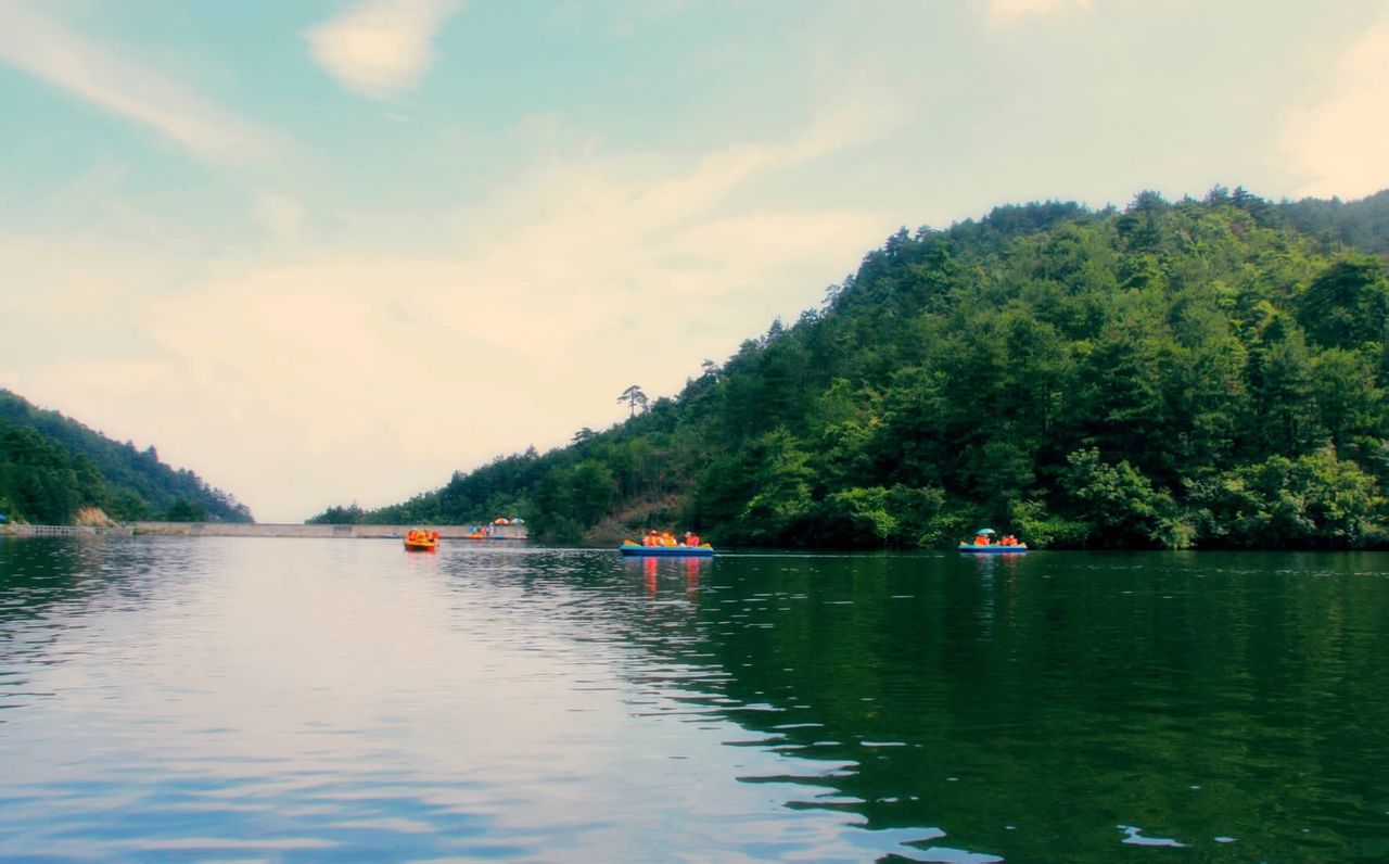  p>大明湖,山东省济南市区湖泊,济南三大历史名胜之一.