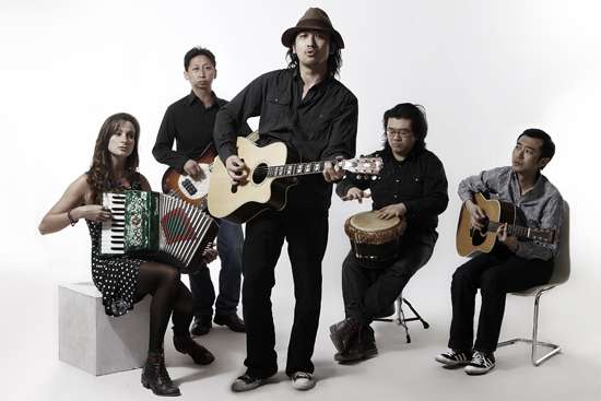  p>立东乐队,08年成立于北京,风格西北元素现代民谣乐队,原"候鸟"乐队