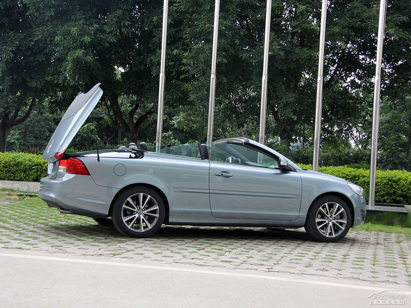 沃尔沃c70是一款可以全方位满足驾驶者多重需求的三折式硬顶四座敞篷