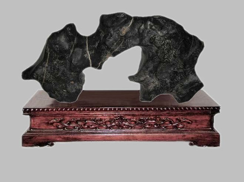  p>柳州墨石,又名墨湖石,发现于上世纪六十年代