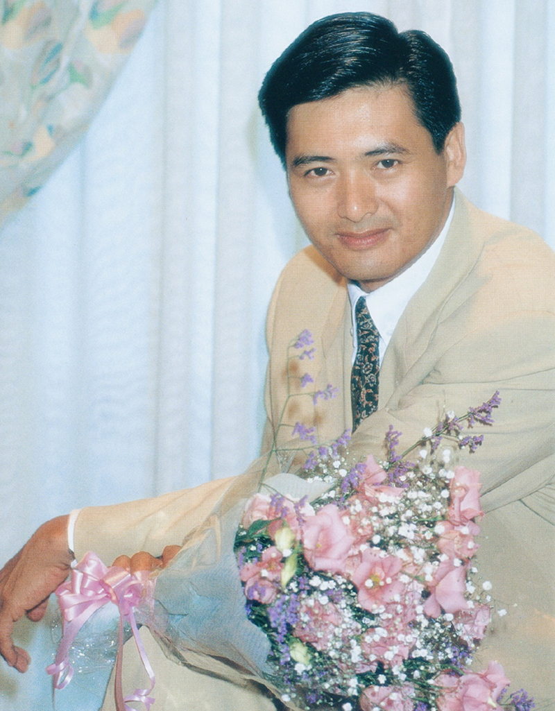  p>周润发(chow yun fat),1955年5月18日出生于香港南丫岛,籍贯广东省