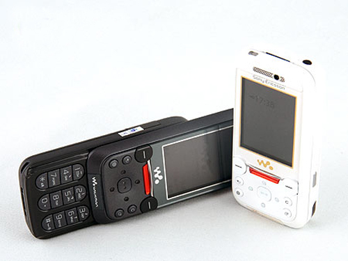 这款传说中的索尼爱立信w850i依旧保持了索爱手机传统的按键设计,左右