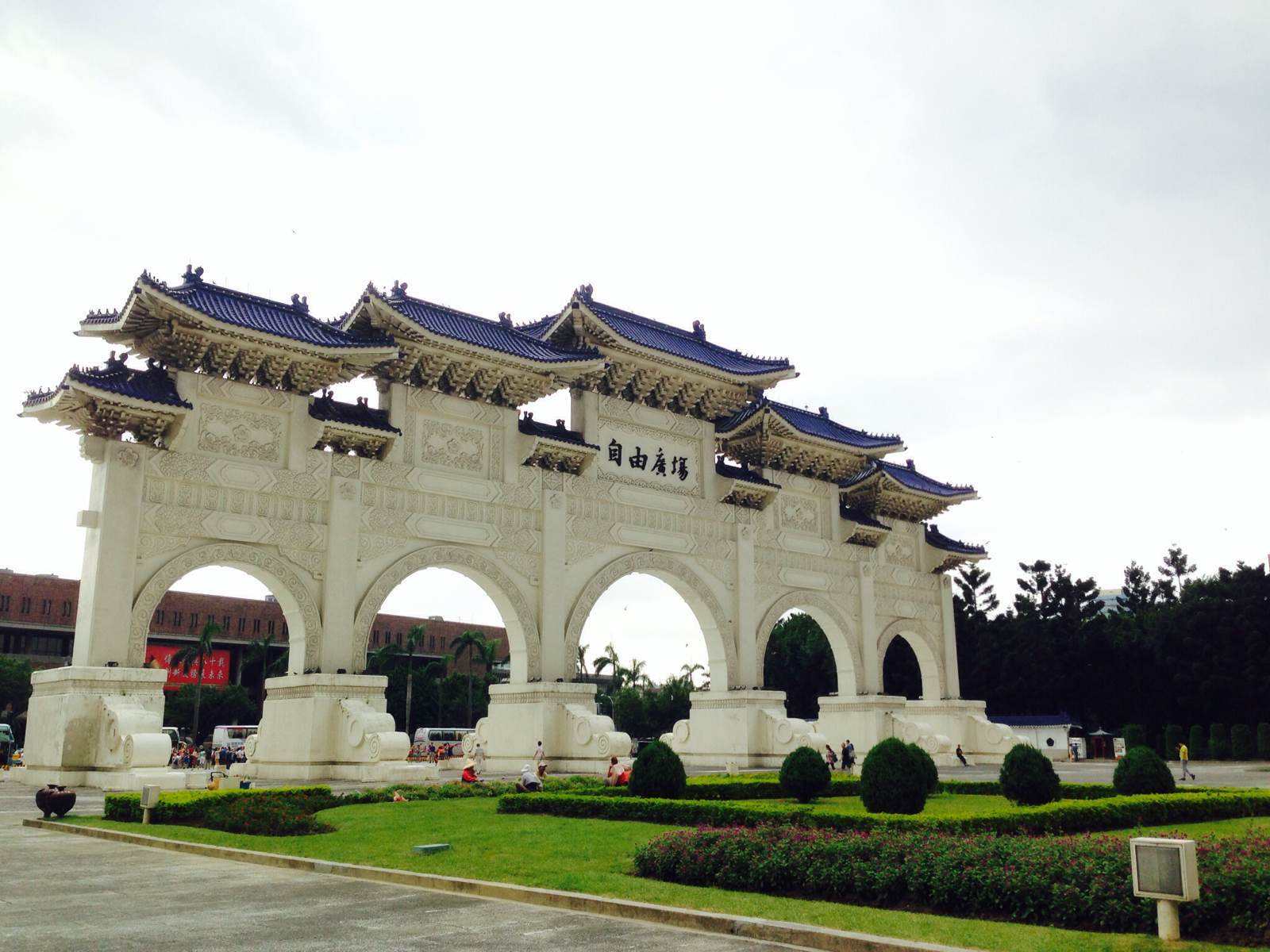 data-lemmaid="898667">台北市 /a>中心地区,广场总面积达25万平方米