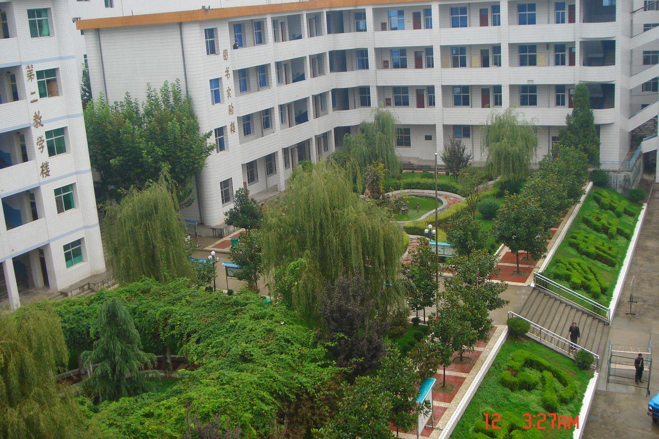  p>陕西省镇安中学创建于1942年,著名书法家于右任先生为之题写校名.