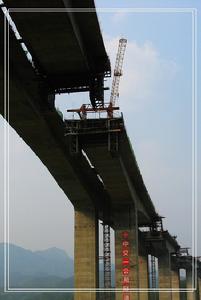  p>特大桥(grand bridge)是指多孔跨径总长大于1000m或单孔跨径大于