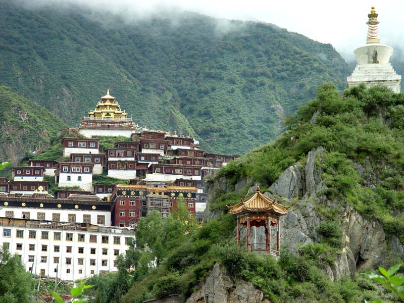  p data-id="gnatcmfuof">白玉寺,建于1857年,位于青海省果洛藏族自治