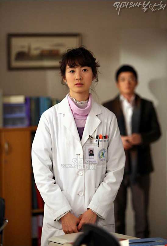 获得最佳时装模特奖,从此成为杂志封面女郎;同年,出演了电视剧《因为