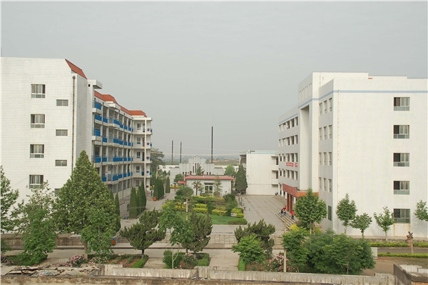  p>陕西省富平县迤山中学,坐落在富平县城北温泉河畔.