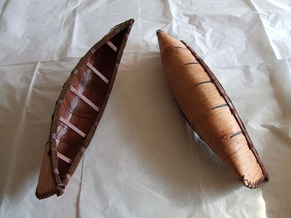 ">渔猎民族 /a>以桦树皮制成的用于渔猎生产及水上交通运输的工具