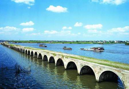 bridge),别名长桥,是中国江苏省苏州市境内的一座桥梁,南北横卧于大