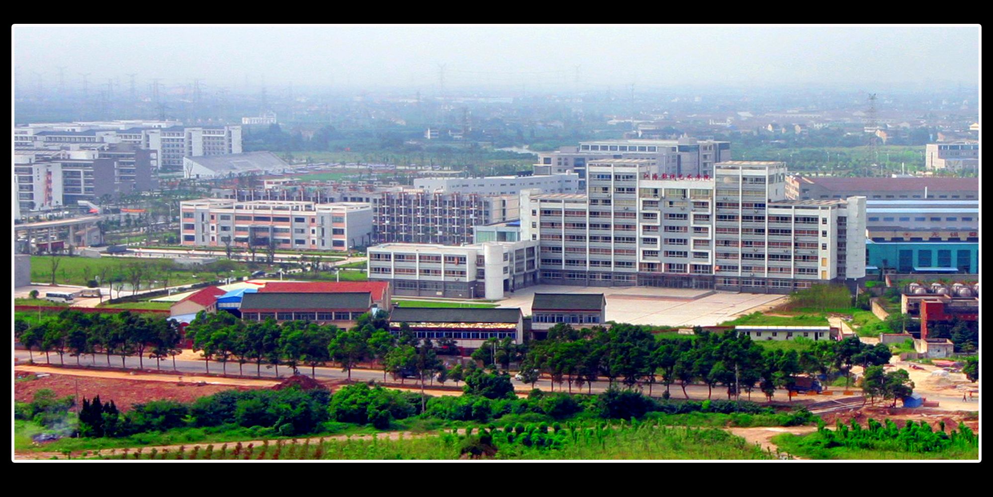  p>江南影视艺术职业学院位于无锡藕塘职教园区,学校是经国家教育部和