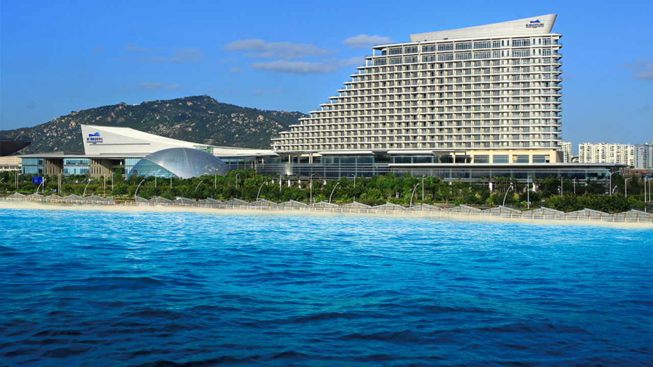  p>厦门国际会议中心酒店坐落于美丽的环岛路,凭海临风,与金门岛近在