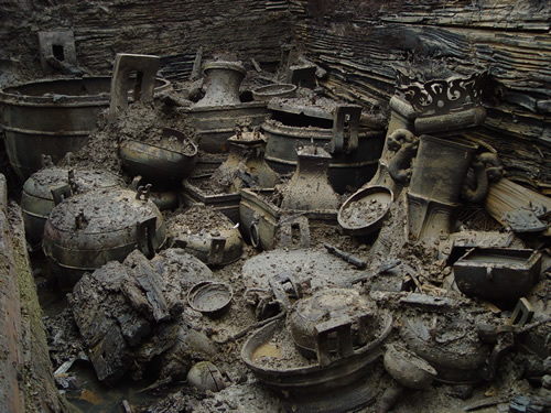  p>九连墩古墓群地处湖北省襄阳市吴店镇东与兴隆镇南两镇交界处的一