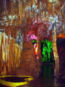  p>彩云洞景区位于云南省曲靖市 a target="_blank" href="/item/沾益