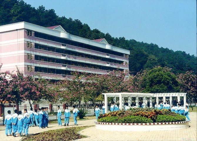  p>封开县江口中学于1970年7月始建于秦汉时期南粤之都广信所在地