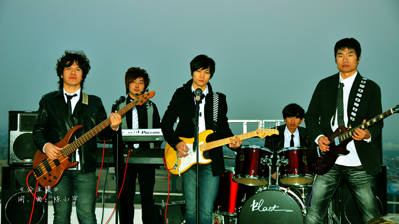 多年以来,洮南十中本着"变管师生为师生管"的办学思想,提出了"师生