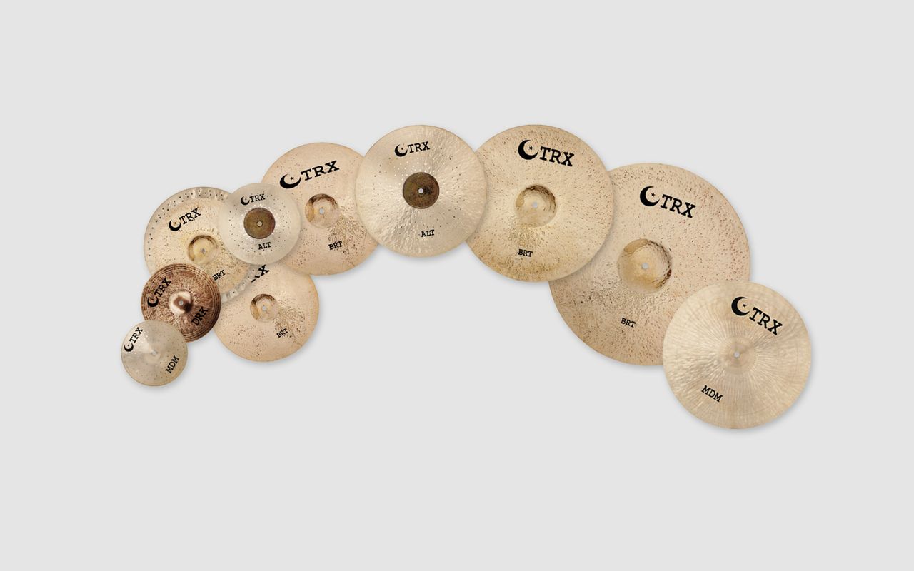 一个军鼓,二个或以上嗵鼓(tom drum),一个或两个吊镲(crash cymbal)