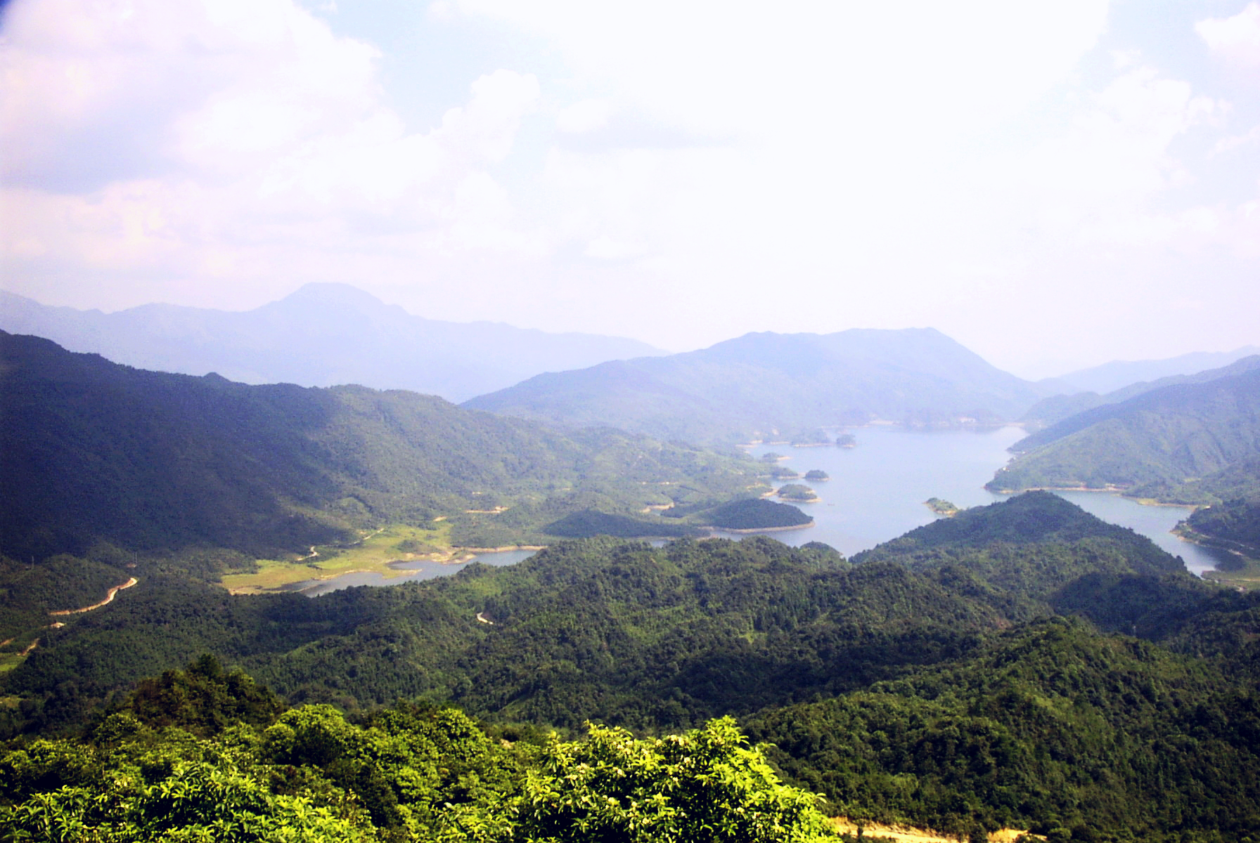 别名板洞水库,是广东省的一处景点,位于广东省连南瑶族自治县的南部