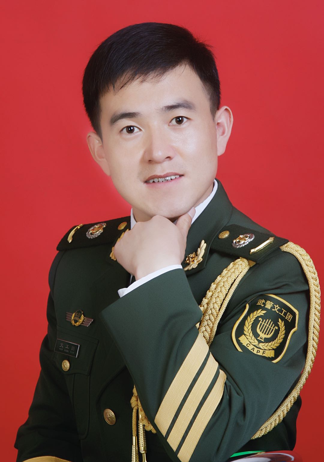 原武警文工团青年喜剧演员,创编室成员,中国曲艺