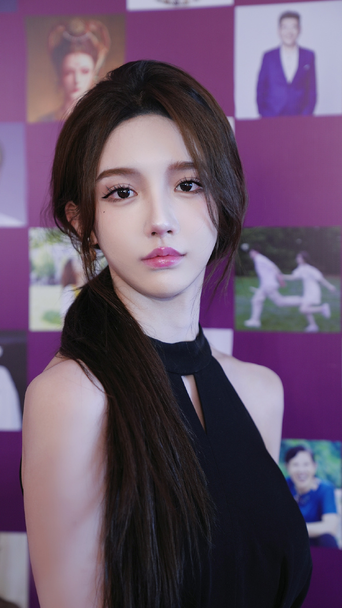 data-id="gnyu12yp5b">abbily,曾用名叫王嘉辉(王嘉菲),已改名为王