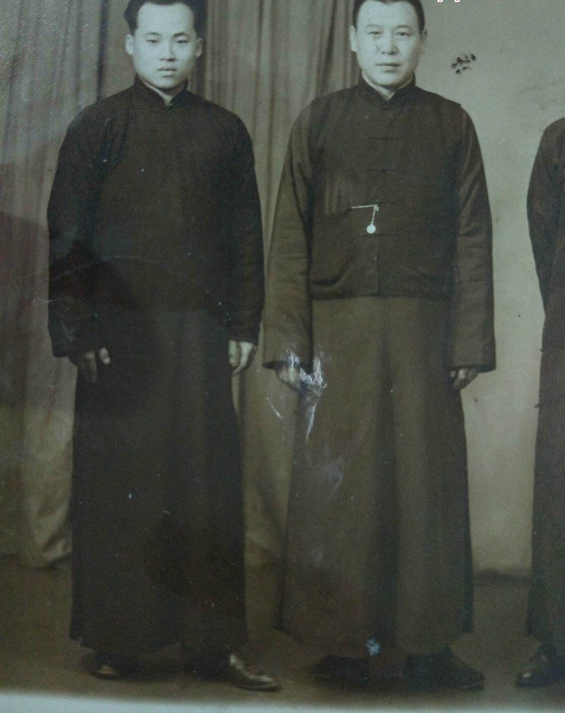 长袍马褂是一种男性服饰,由长袍与马褂两