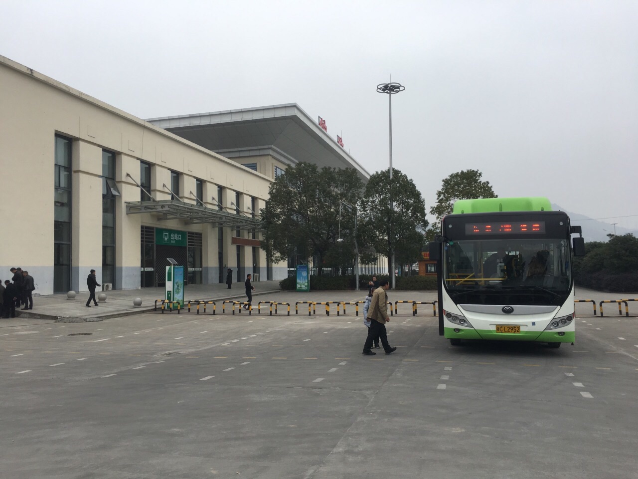 railway station /i>),原名绅坊站,位于中国浙江省温州市乐清市,是 a