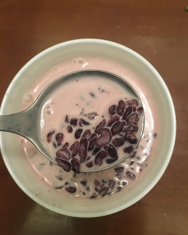  p>椰汁黑米粥是一道美食,主要食材是黑米. /p>