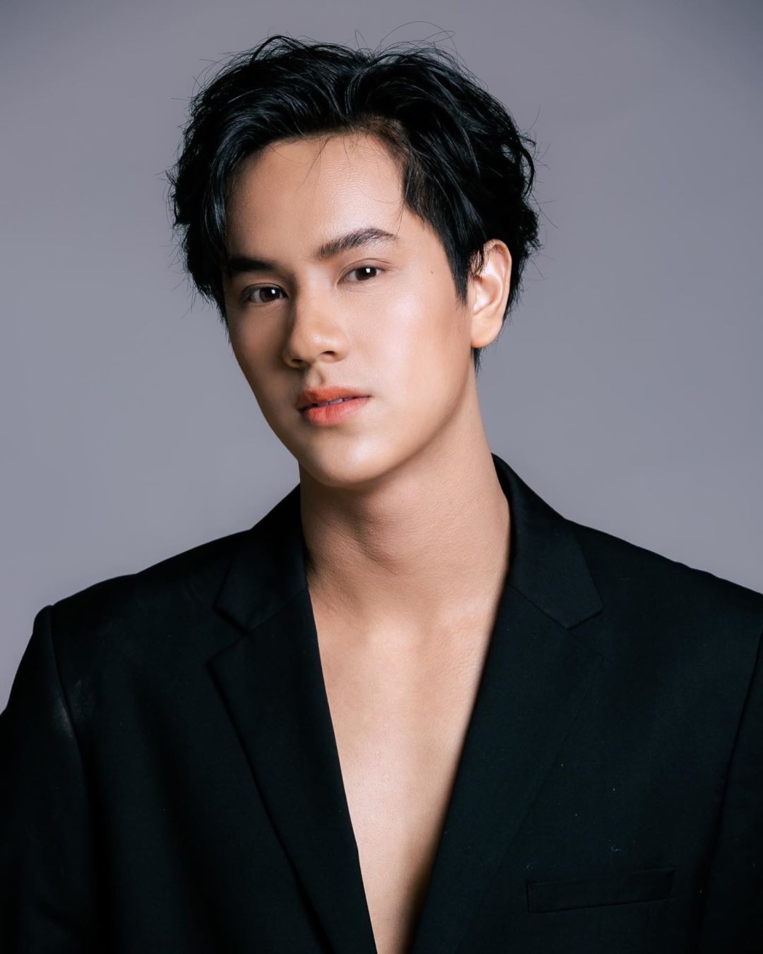 2000年12月18日出生于泰国暖武里府,泰越中混血,泰国gmm tv旗下男演员