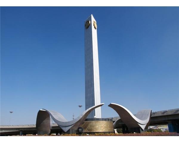 "石油之光"雕塑高大,醒目,已成为大庆市的标志建筑物