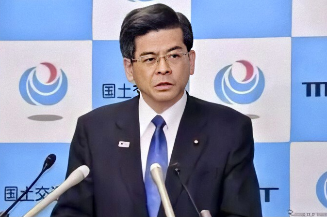  span class="ref" data-ctrid="smbnfmui8hyg">曾任日本国土交通大臣