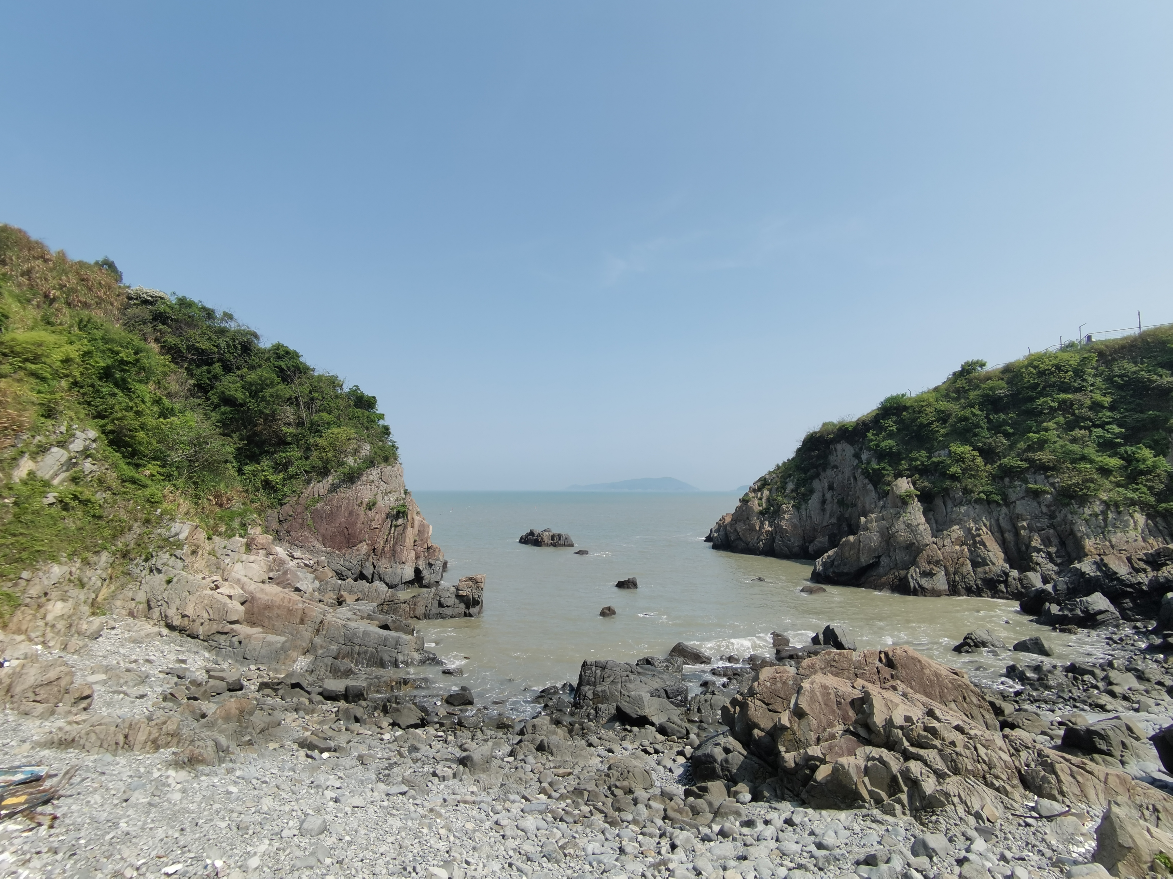  p>雾城沙滩,也称月亮湾沙滩,位于马站渔寮和环海公路的交界处,长1000