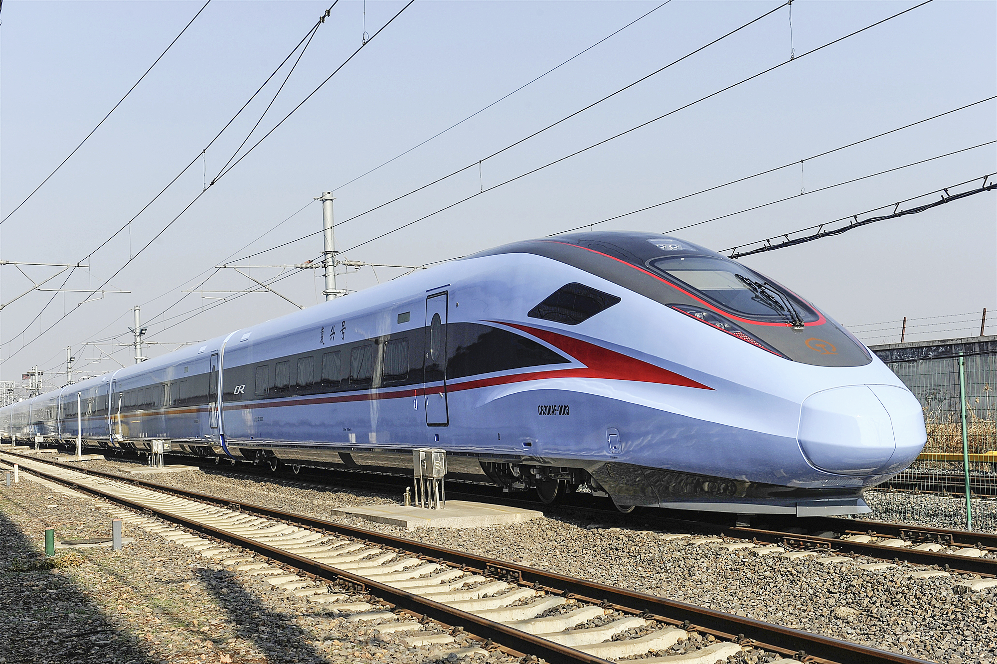 动车组"复兴号"是中国自主研发,具有完全知识产权的新一代高速列车,它