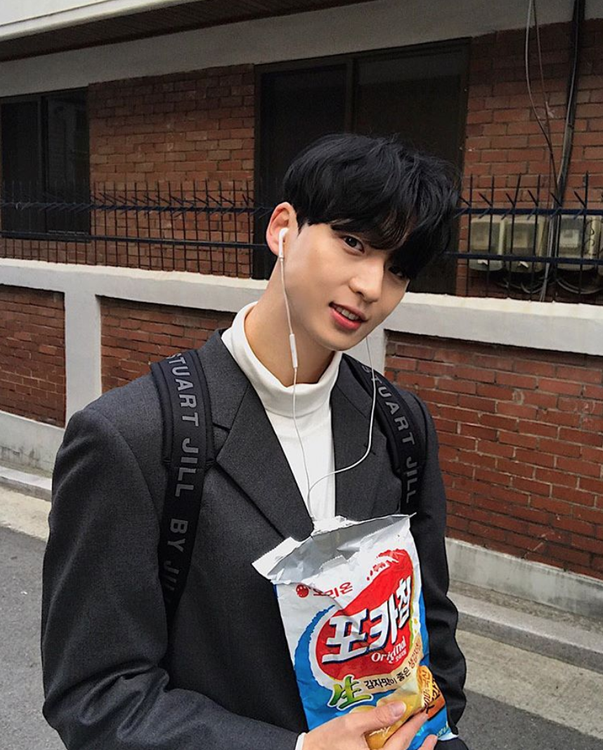  p>金江珉(         ),1995年8月17日出生于