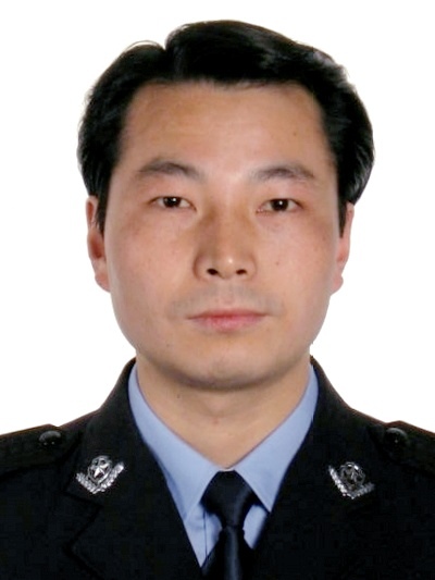  /p> p data-id="sjkuxmtxmv1m">现任安徽省铜陵市公安局党委委员,副