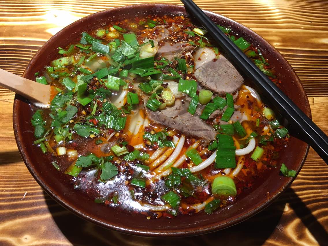  p data-id="gnwh8fekd7">遵义羊肉粉是一道美味可口的汉族 a target=