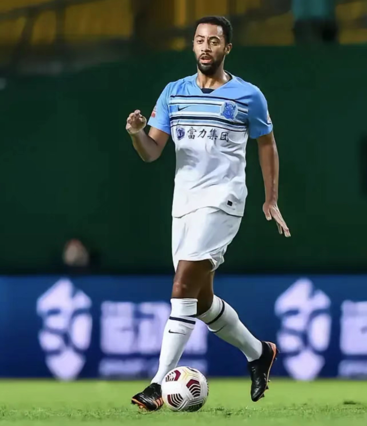  p>穆萨·登贝莱(mousa dembélé),全名穆萨·西迪·亚亚·登贝莱