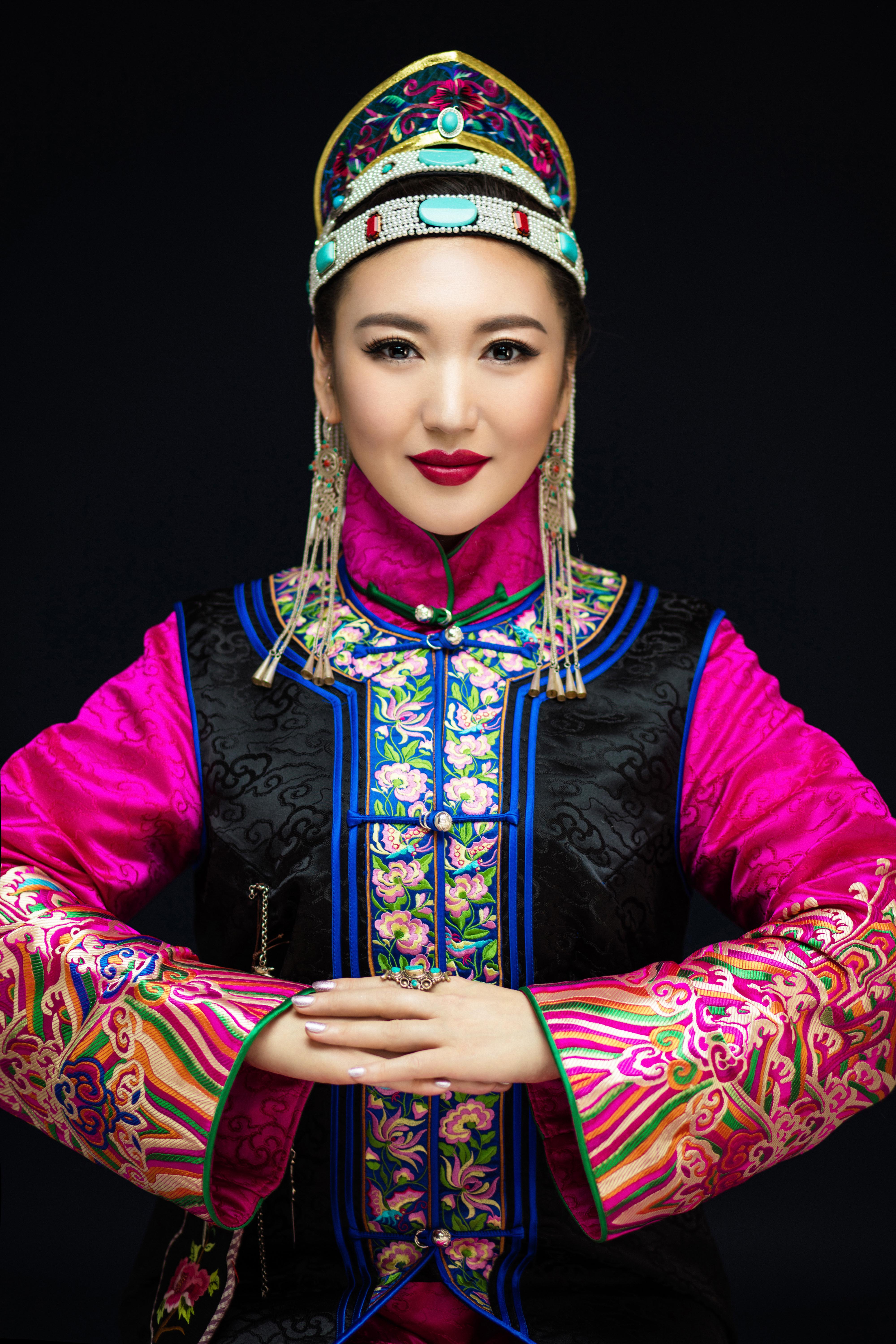  span class="ref" data-ctrid="sn7kaw6hcxkn">达斡尔族女高音歌唱家
