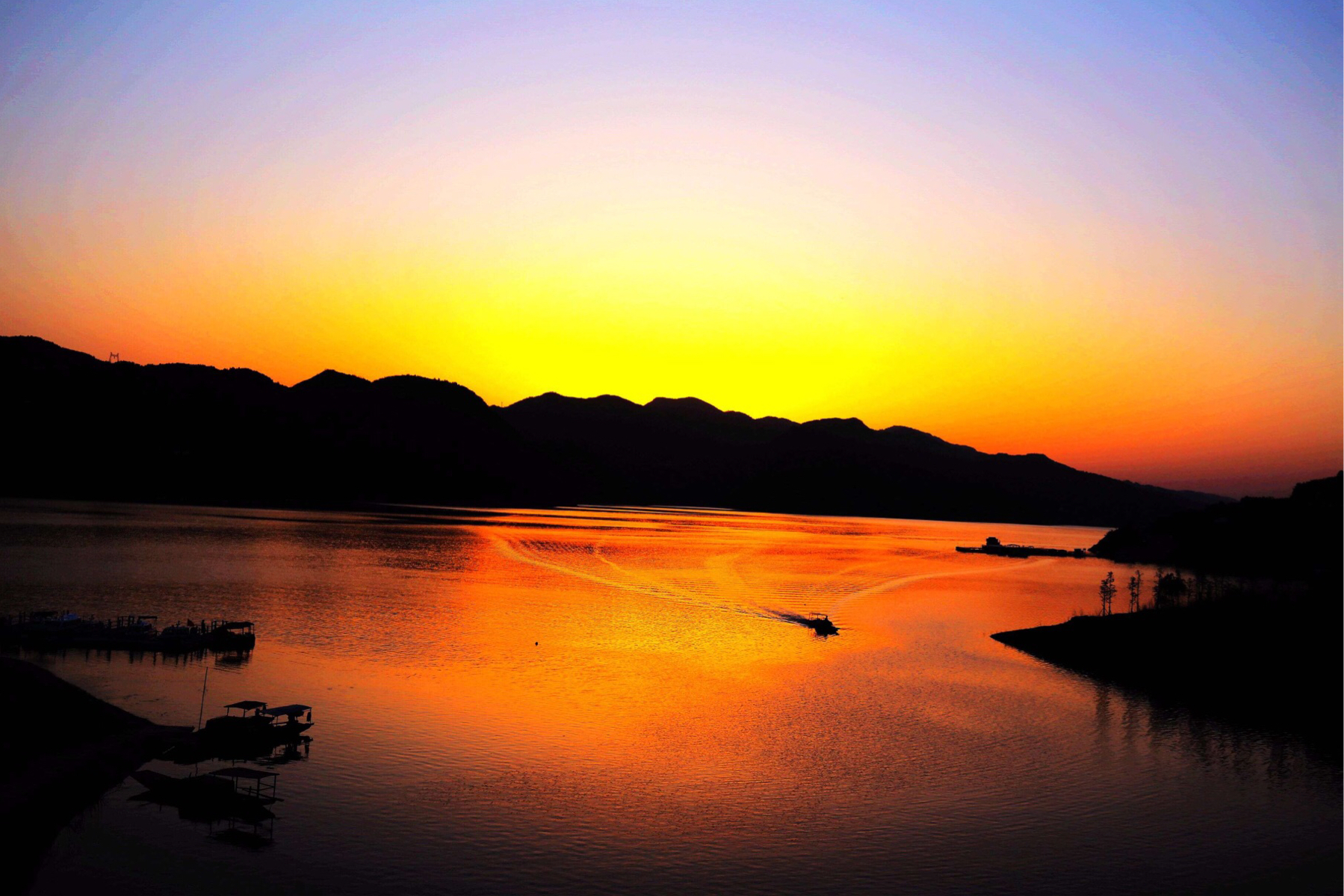 竹山县/349441" data-lemmaid="349441">竹山县 /a>西南部,东与深河乡