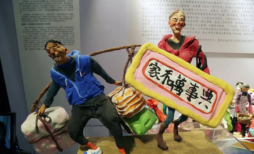 男,超写实雕塑家,国家高级美术师,骨架彩塑创始人,赵树青是一位当代