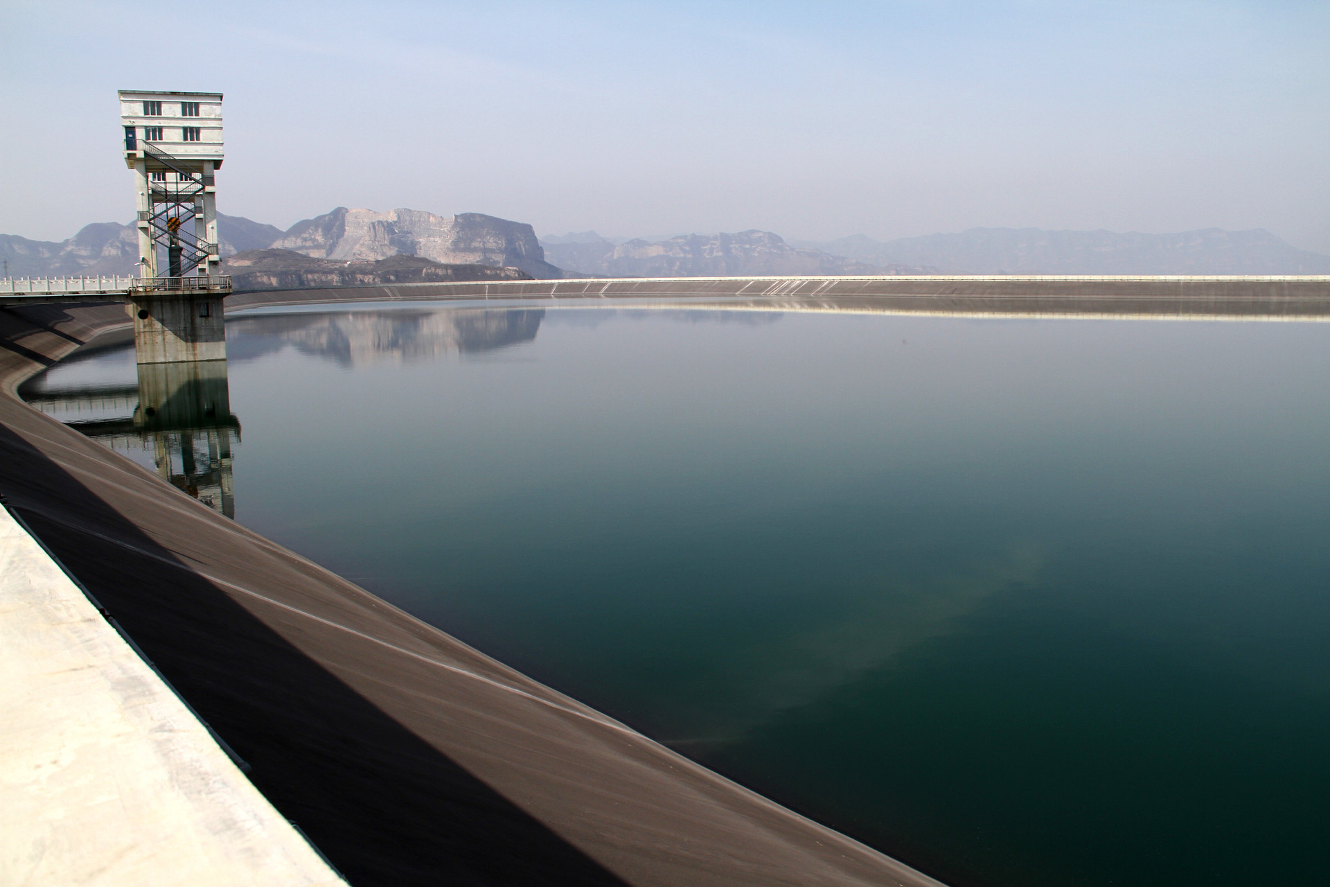  p>张河湾抽水蓄能电站位于太行山深处井陉县境内,距石家庄市(负荷