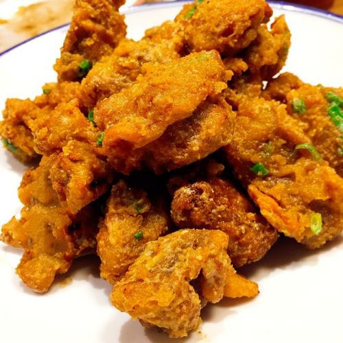  p>蛋黄排骨是一道由肋排,咸蛋黄等食材制成的美食. /p>